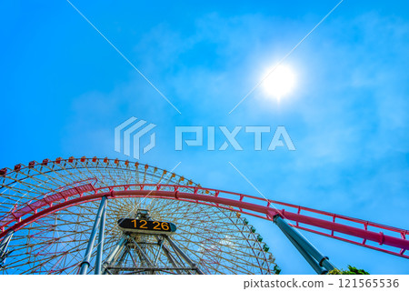 橫濱港未來城市景觀摩天輪和過山車 橫濱港未來城市景觀摩天輪和過山車 121565536
