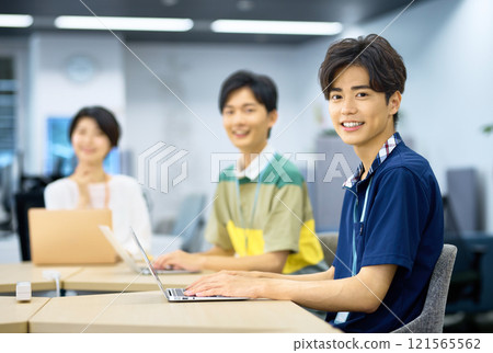 在辦公室工作的年輕 IT 工程師 121565562