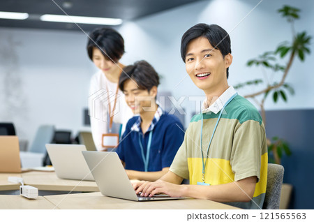 在辦公室工作的年輕 IT 工程師 121565563