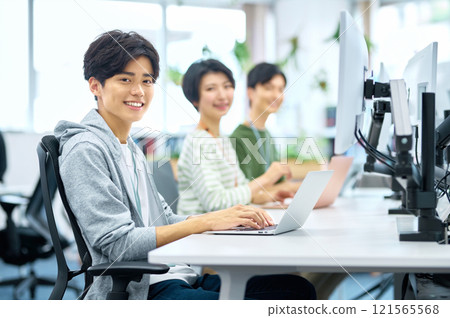 年輕的 IT 工程師在辦公室開會 121565568
