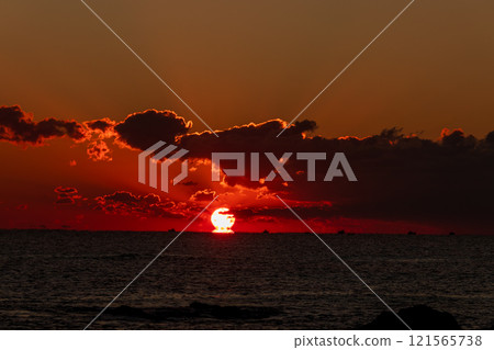 Katsurahama: Watching the Daruma Sunrise in Winter (Kochi City, Kochi Prefecture) Katsurahama: Watching the Daruma Sunrise in Winter (Kochi City, Kochi Prefecture) 121565738