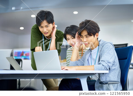 年輕的 IT 工程師在辦公室開會 121565950