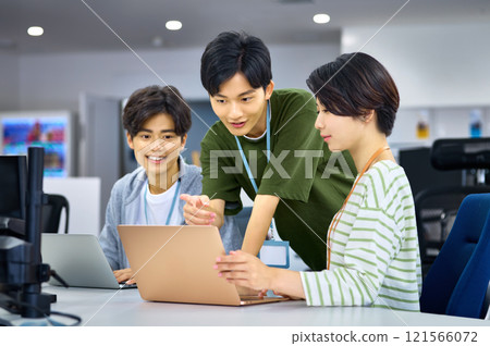 年輕的 IT 工程師在辦公室開會 121566072