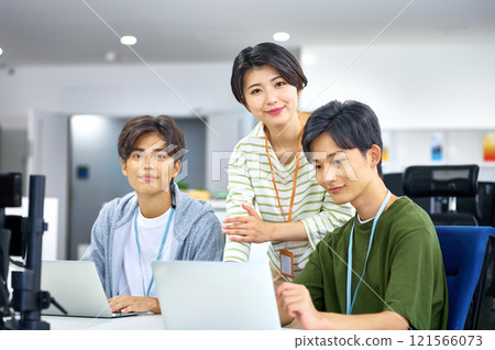 Young IT engineers having a meeting in the office 121566073