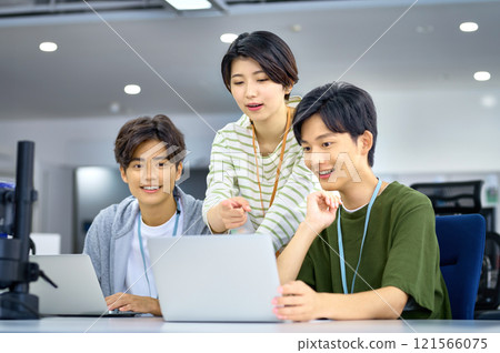 年輕的 IT 工程師在辦公室開會 年輕的 IT 工程師在辦公室開會 121566075