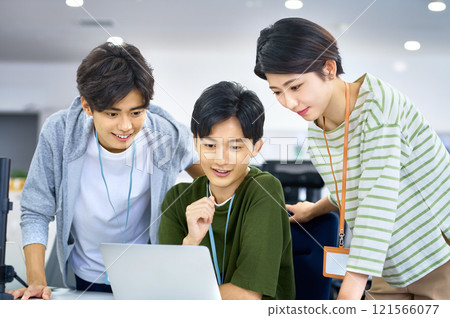 Young IT engineers having a meeting in the office 121566077