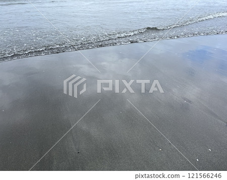 A close-up of the sea at Enoshima and the sky reflected in it 121566246