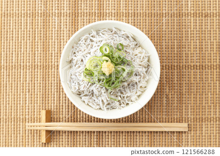 在米飯上炒香菇 121566288