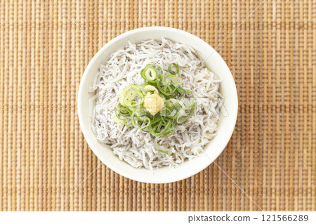在米飯上炒香菇 121566289