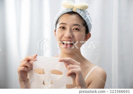 一個女人背著包包，微笑著 121566691