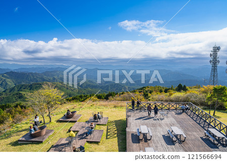 The view from the Hagitaroyama Observatory on the Chausuyama Plateau against the blue sky (Aichi Prefecture) 121566694