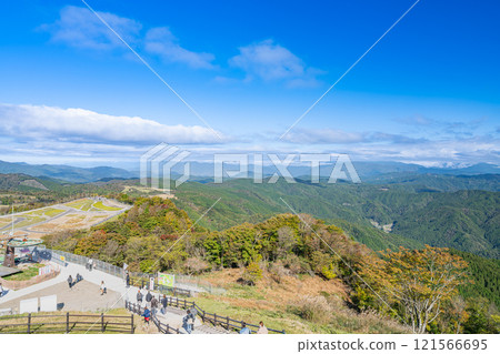 從茶臼山高原萩太郎山展望台看到的藍天景色（愛知縣） 121566695