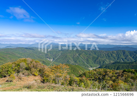 從茶臼山高原萩太郎山展望台看到的藍天景色（愛知縣） 121566696