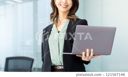 有筆記型電腦的女人/女商人 121567146