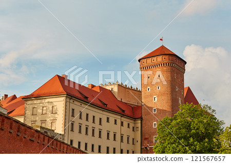 The old red brick Zamek Krolewski na Wawelu castle in the center of Krakow. 121567657