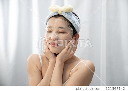 A woman packing 121568142