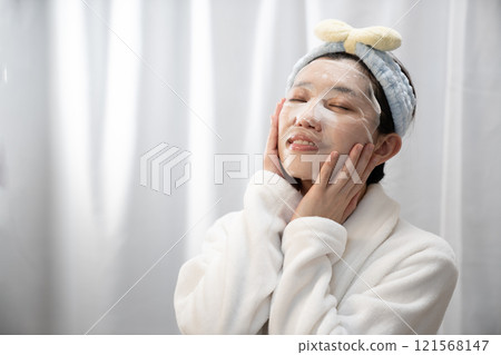 A woman packing 121568147