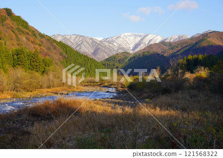 初冬的野鄉白山和新河被白雪覆蓋 121568322