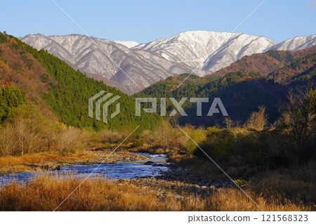 初冬的野鄉白山和新河被白雪覆蓋 初冬的野鄉白山和新河被白雪覆蓋 121568323