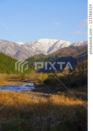 初冬的野鄉白山和新河被白雪覆蓋 初冬的野鄉白山和新河被白雪覆蓋 121568324