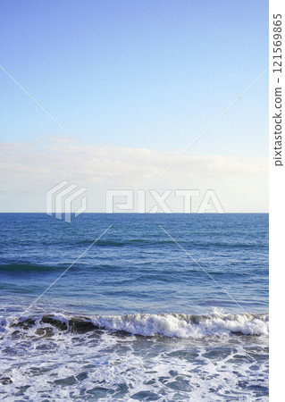Winter seascape under a clear sky Vertical material 121569865