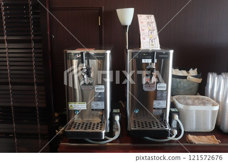 Beer server Beer server 121572676