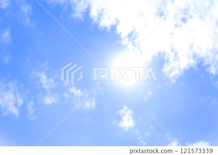 夏天的天空陽光與雲彩橫濱 121573339