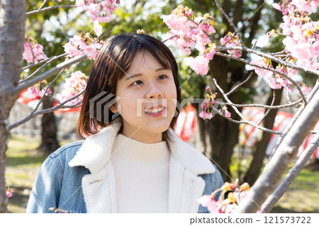 一個女人觀賞櫻花的肖像 121573722