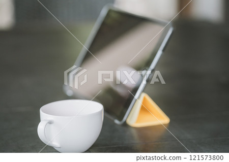 Tablet device and teacup Tablet device and teacup 121573800