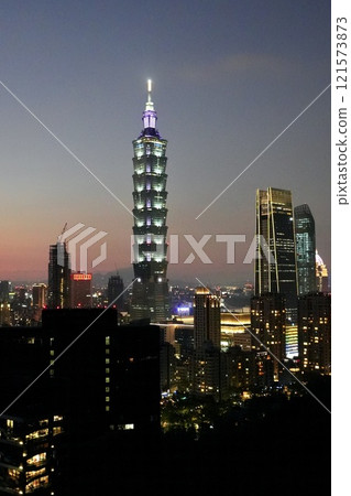 Cityscape/Evening Scenery "View of Taipei City from Xiangshan" 121573873