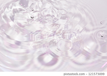 水滴落在水面上。 水滴落在水面上。 121573899