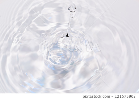 水滴落在水面上。 121573902