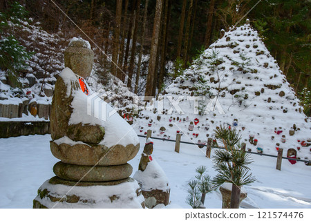 Mount Koya, Okunoin, Winter Muenzuka 121574476