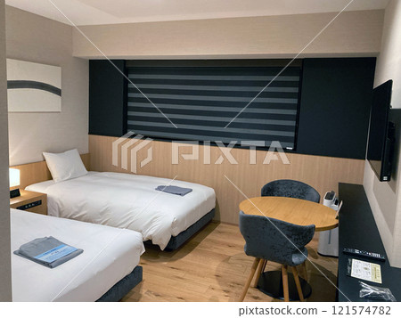 A modern business hotel room 121574782