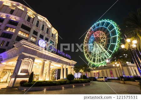 Night view of the E-DA Royal Hotel and the Ferris wheel at the E-DA Theme Park in Dashu, Kaohsiung, Taiwan. 121575531