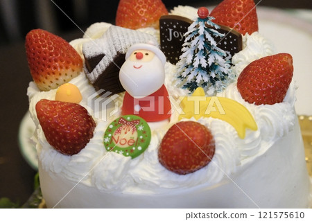 Christmas whole cake decorated with strawberries and Santa Claus Christmas whole cake decorated with strawberries and Santa Claus 121575610