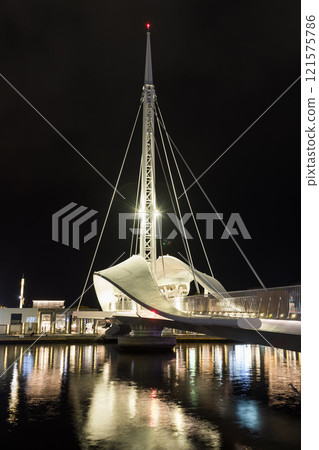 Night view of the beautiful Dagang Bridge (Great Harbor Bridge) connecting Pier-2 Art Center and Peng-lai Commercial Harbor in Kaohsiung, Taiwan. 121575786
