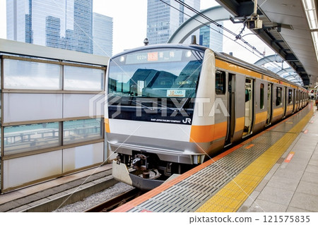 E233系列車停靠在東京車站中央線月台 E233系列車停靠在東京車站中央線月台 121575835