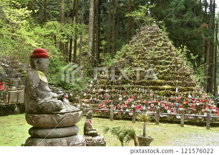 Takanoyama Okunoinininyuganezuka 121576022