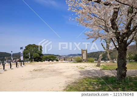 <島根郡>月山富田城太鼓壇公園櫻花盛開、旗幟四月 <島根郡>月山富田城太鼓壇公園櫻花盛開、旗幟四月 121576048