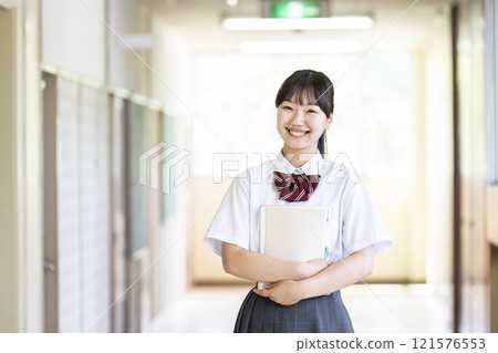 看著相機的高中女孩肖像 看著相機的高中女孩肖像 121576553