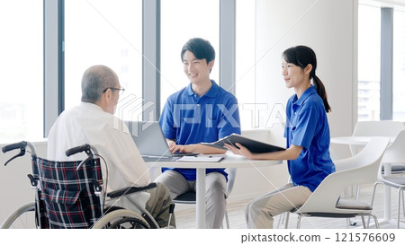 照顧者向老人解釋 121576609