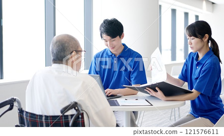 照顧者向老人解釋 121576611