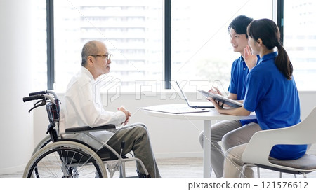 照顧者向老人解釋 照顧者向老人解釋 121576612