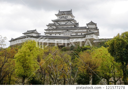 View of the north stone wall and castle tower of Himeji Castle from Shirotopia Memorial Park Ver2 121577278