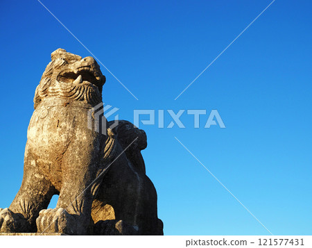 A cloudless Okinawa sky and Shisa Ikei Bridge, Ikei Island, Okinawa Prefecture 121577431