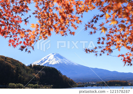 Mount Fuji and autumn leaves taken from the shores of Lake Kawaguchi 121578287