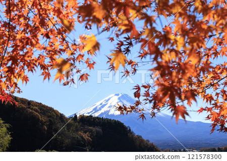 Mount Fuji and autumn leaves taken from the shores of Lake Kawaguchi 121578300