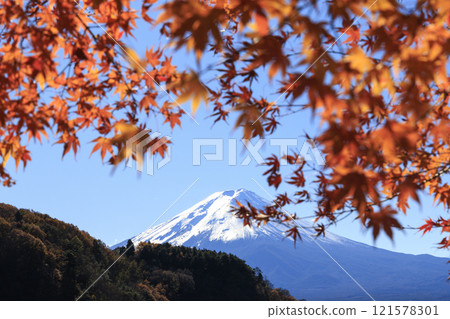 從河口湖畔拍攝的富士山和秋葉 121578301