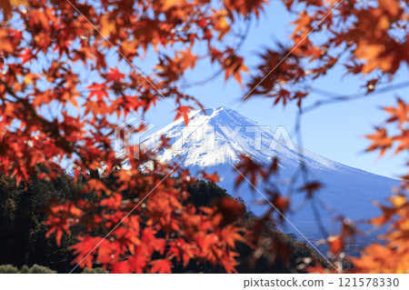 從河口湖畔拍攝的富士山和秋葉 121578330